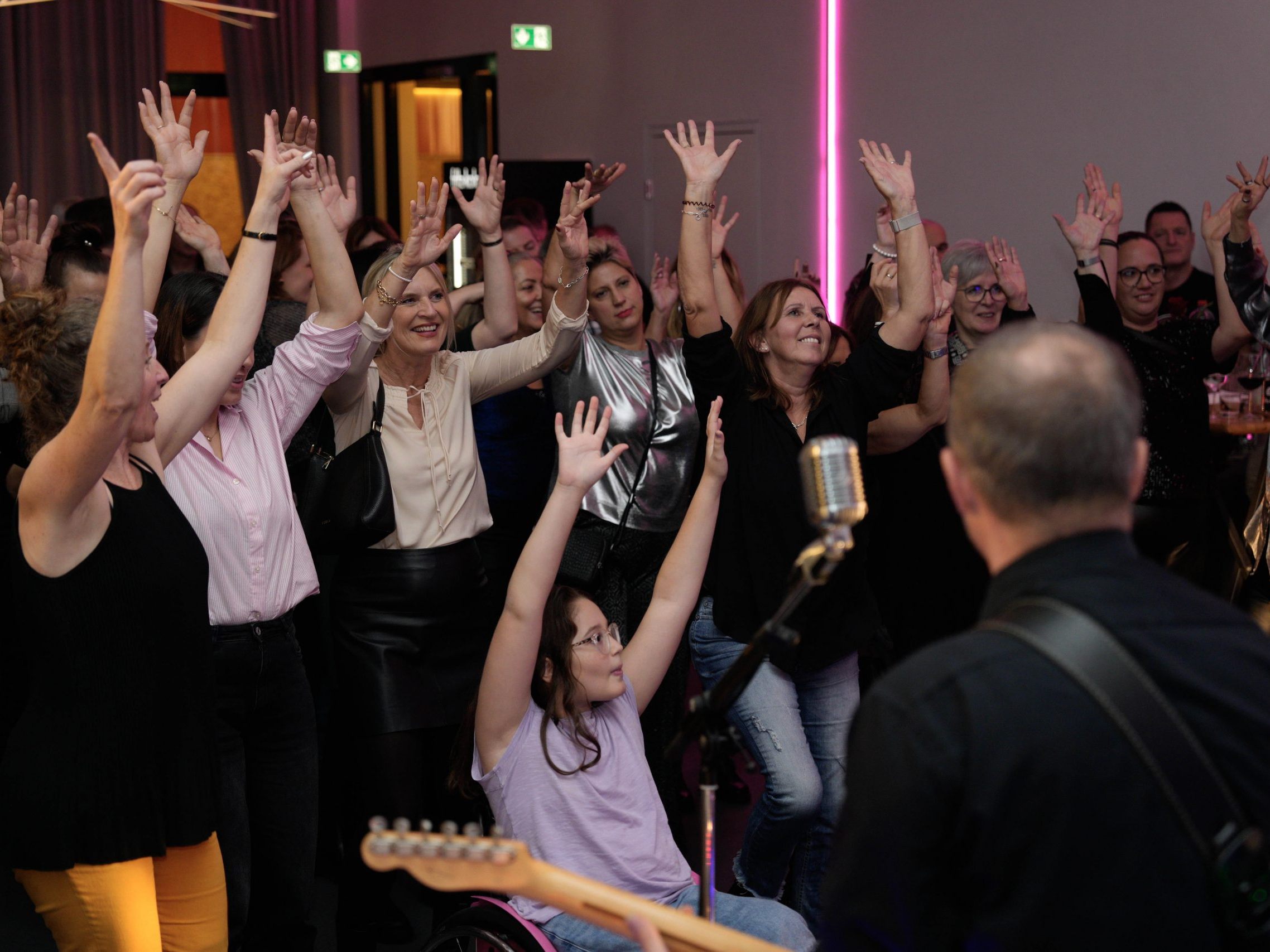 The Rubberneckers veranstalteten ein Charity-Konzert für die zehnjährige Aurora, um ihr eine kostenintensive Bewegungstherapie ermöglichen zu können. The Rubberneckers veranstalteten ein Charity-Konzert für die zehnjährige Aurora, um ihr eine kostenintensive Bewegungstherapie ermöglichen zu können.