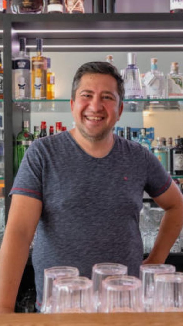 Im Frei werden neben einer großen Auswahl an Getränken auch leckere Snacks serviert.