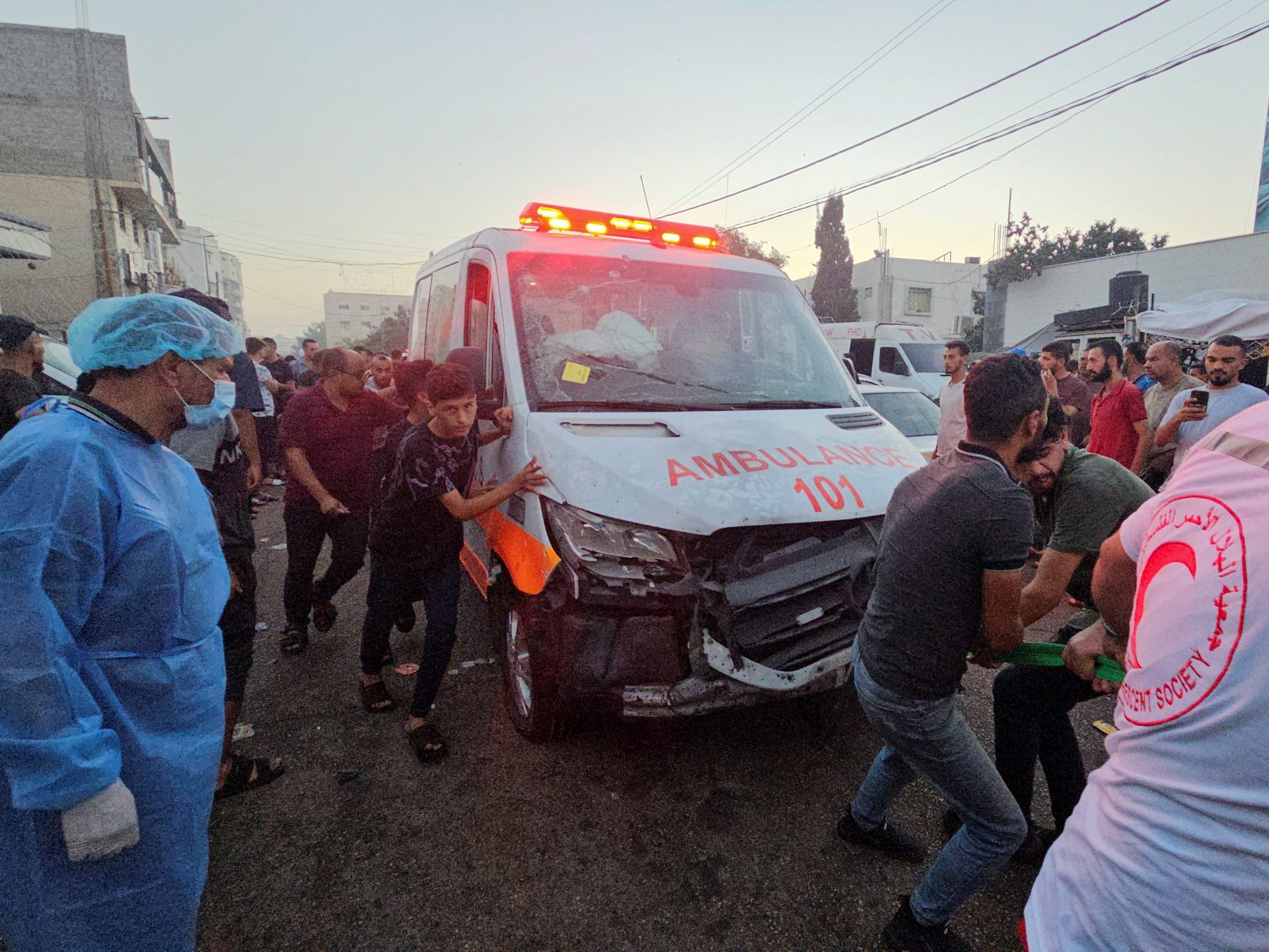 Auch Rettungswägen werden von der israelischen Armee beschossen. Auch Rettungswägen werden von der israelischen Armee beschossen.