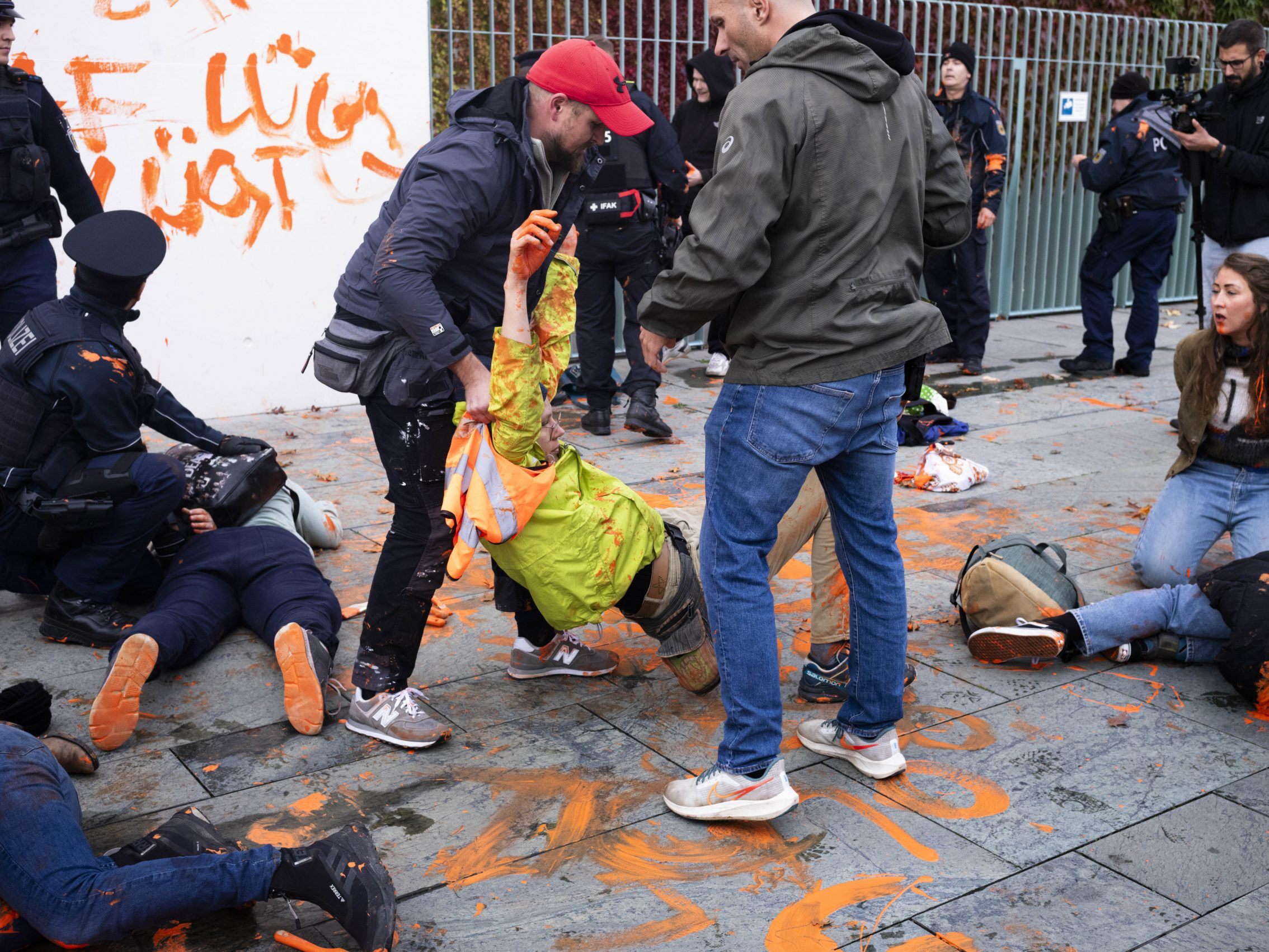 Die "Letzte Generation" erfüllt laut Gericht die Voraussetzung einer kriminellen Vereinigung. Die "Letzte Generation" erfüllt laut Gericht die Voraussetzung einer kriminellen Vereinigung.