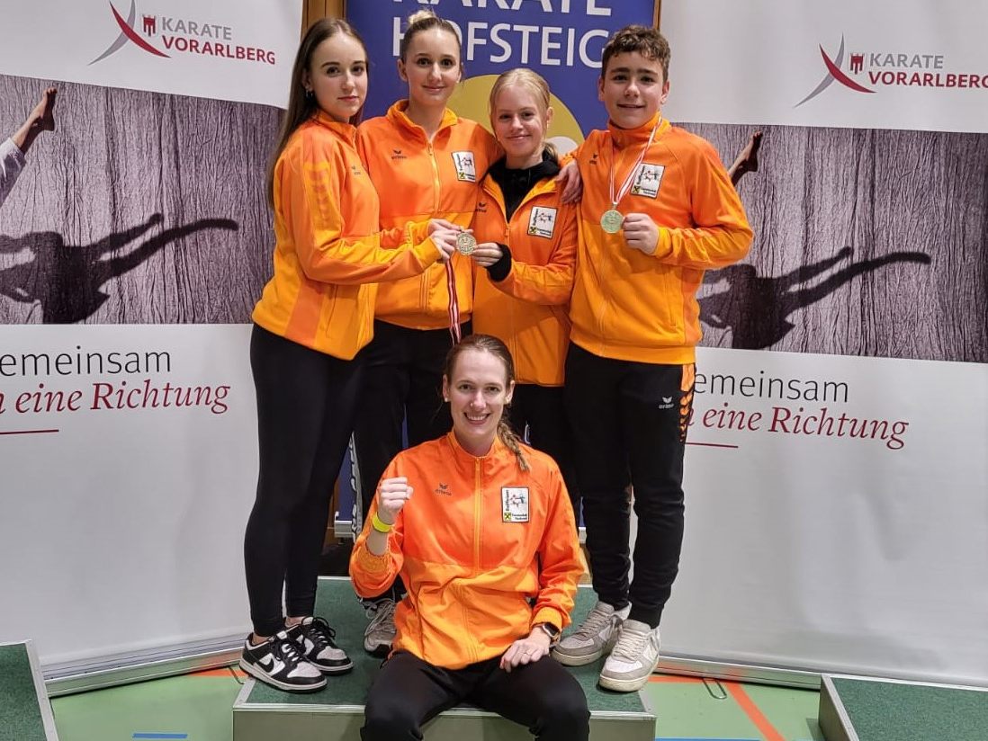 Sarah Köchle mit Jana Knünz, Lena Hauser, Lara Schnetzer uns Felix Hauser