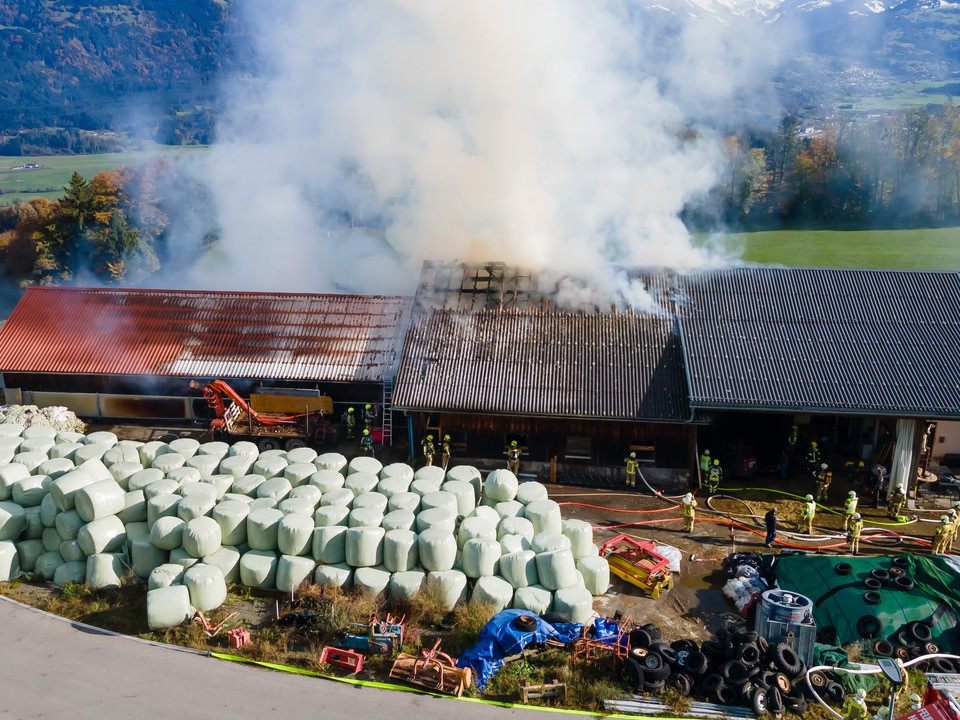 Rauch über dem brennenden Stallgebäude in Gurtis.