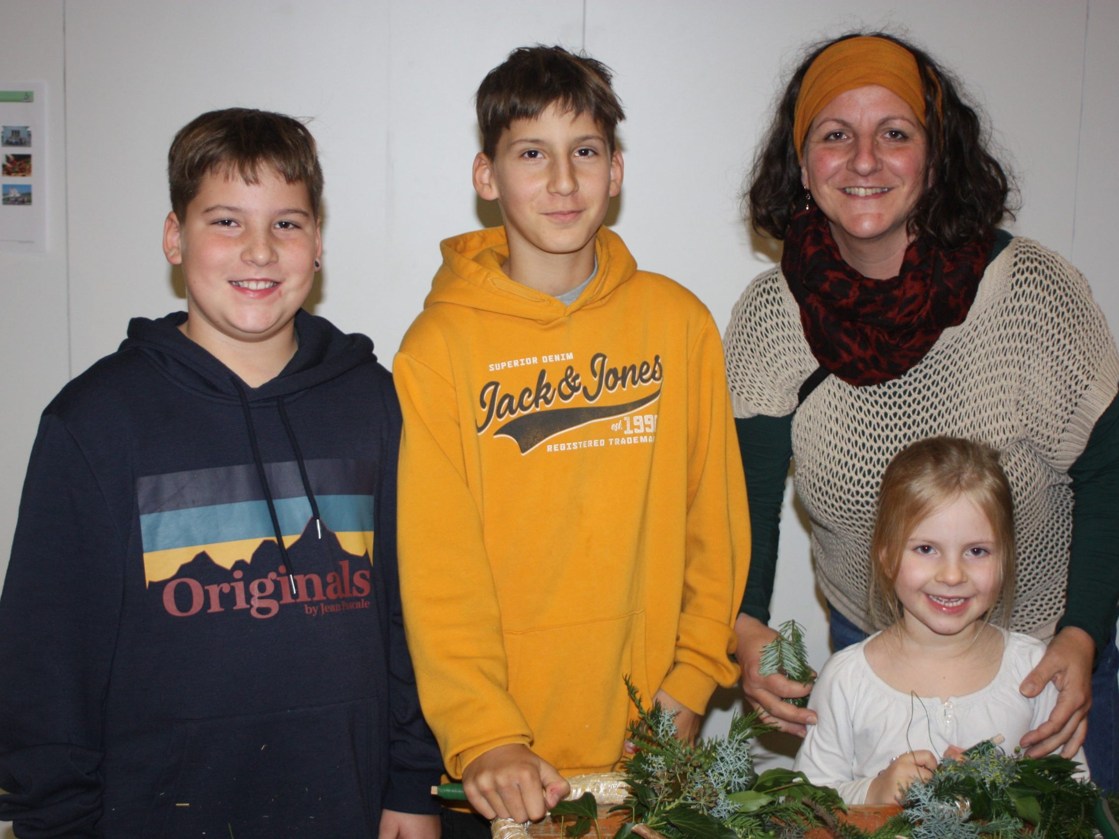 Manuela, Hannah, David und Paul hatten beim Kranzbinden auch viel Spaß.