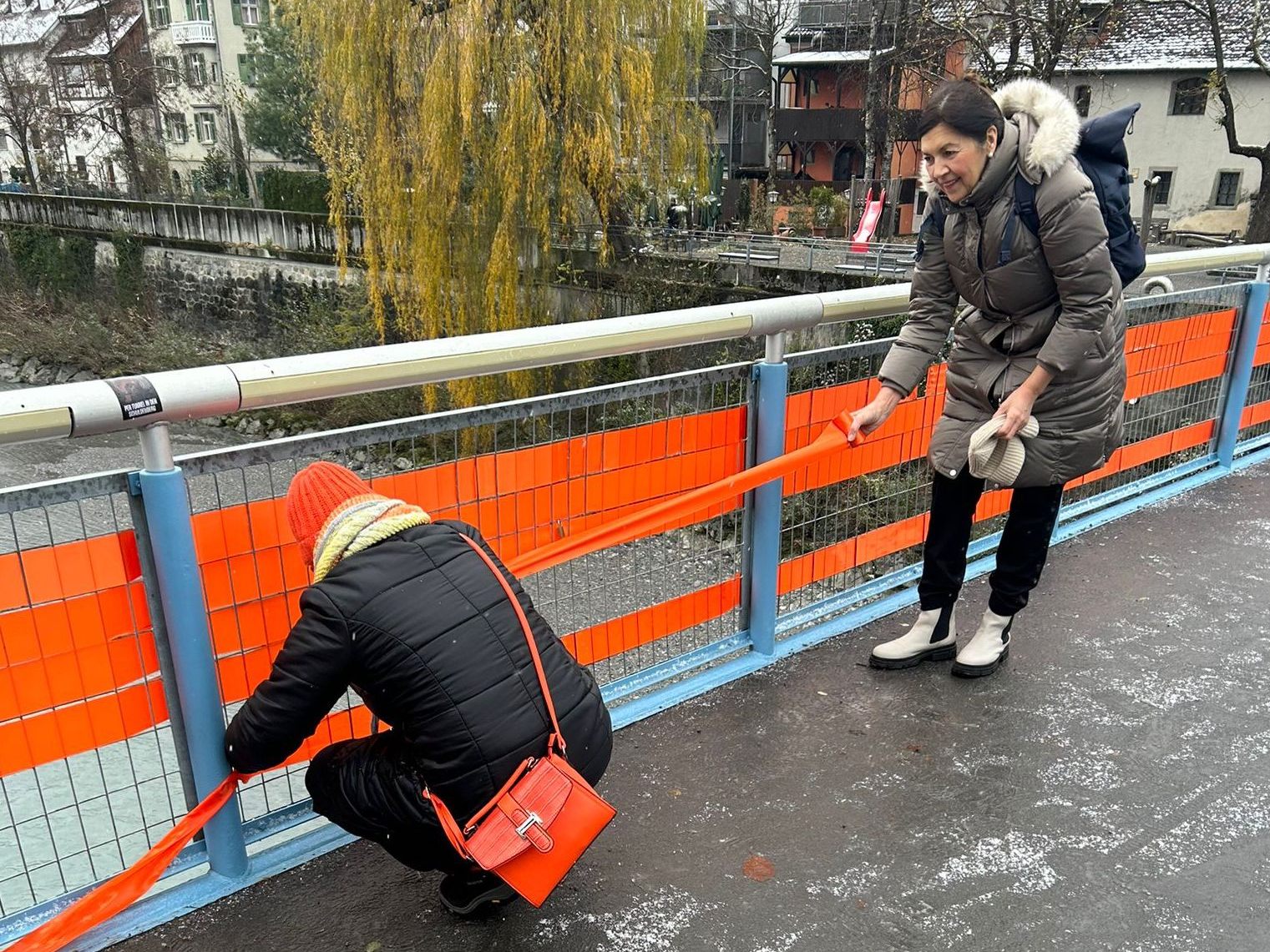 Der SI-Club Feldkirch Montfort dekorierte den Illsteg mit orangefarbenen Bändern. Der SI-Club Feldkirch Montfort dekorierte den Illsteg mit orangefarbenen Bändern.