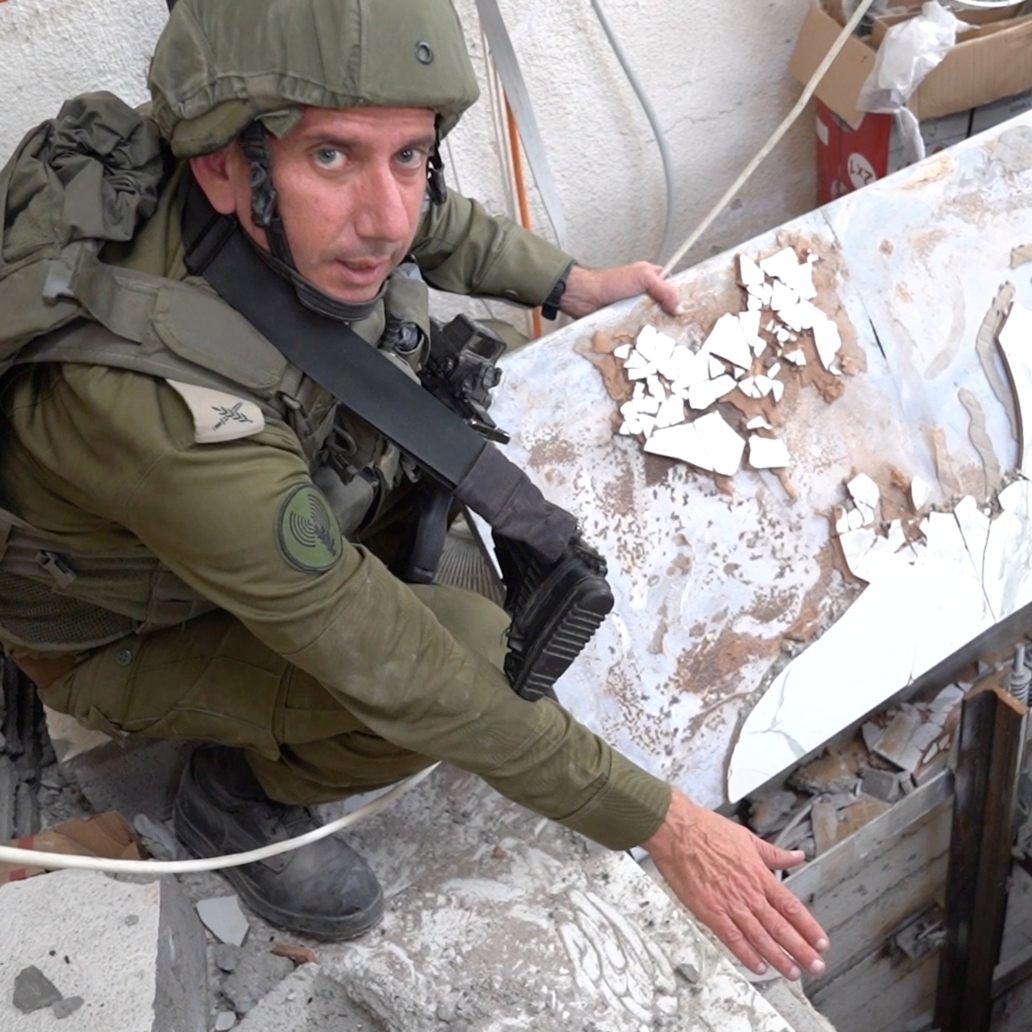 Armeesprecher Daniel Hagari veröffentlichte Videos und Fotos, die zeigen sollen, dass die radikal-islamische Hamas im Keller des Rantisi-Kinderkrankenhauses in Gaza-Stadt Waffen gelagert und dort offenbar auch Geiseln festgehalten hat.