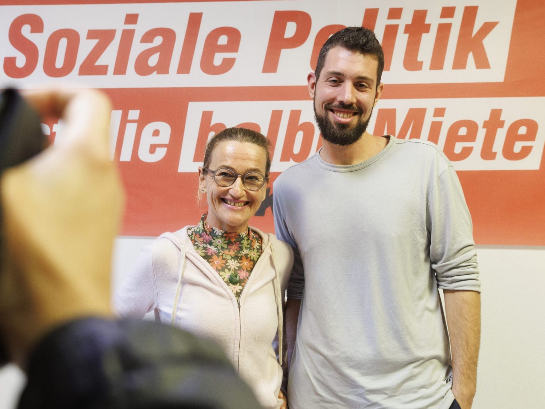 Tobias Schweiger und Bettina Prochaska als Wahlkampfspitze der KPÖ.