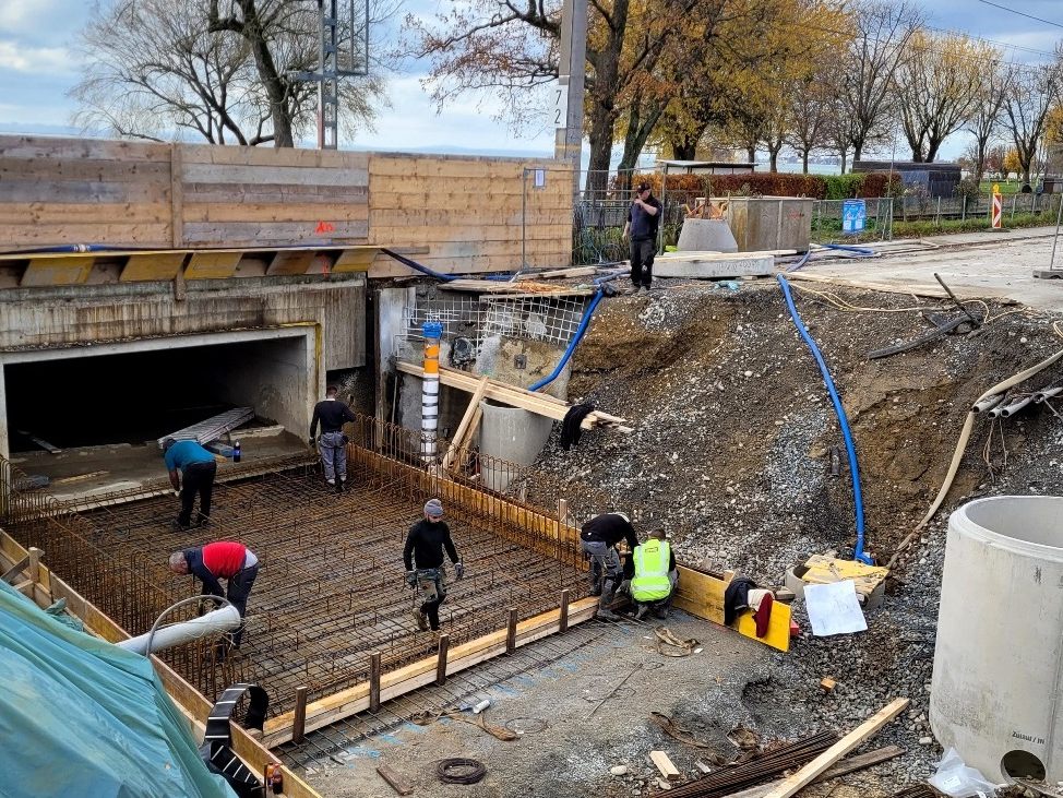 Im Rahmen des mehrjährigen Projektes „Hochwasserschutzausbau Kugelbeerbach und Oberlochauerbach“ werden derzeit in offener Bauweise die beiden Straßendurchlässe im Bereich der L190 erstellt.