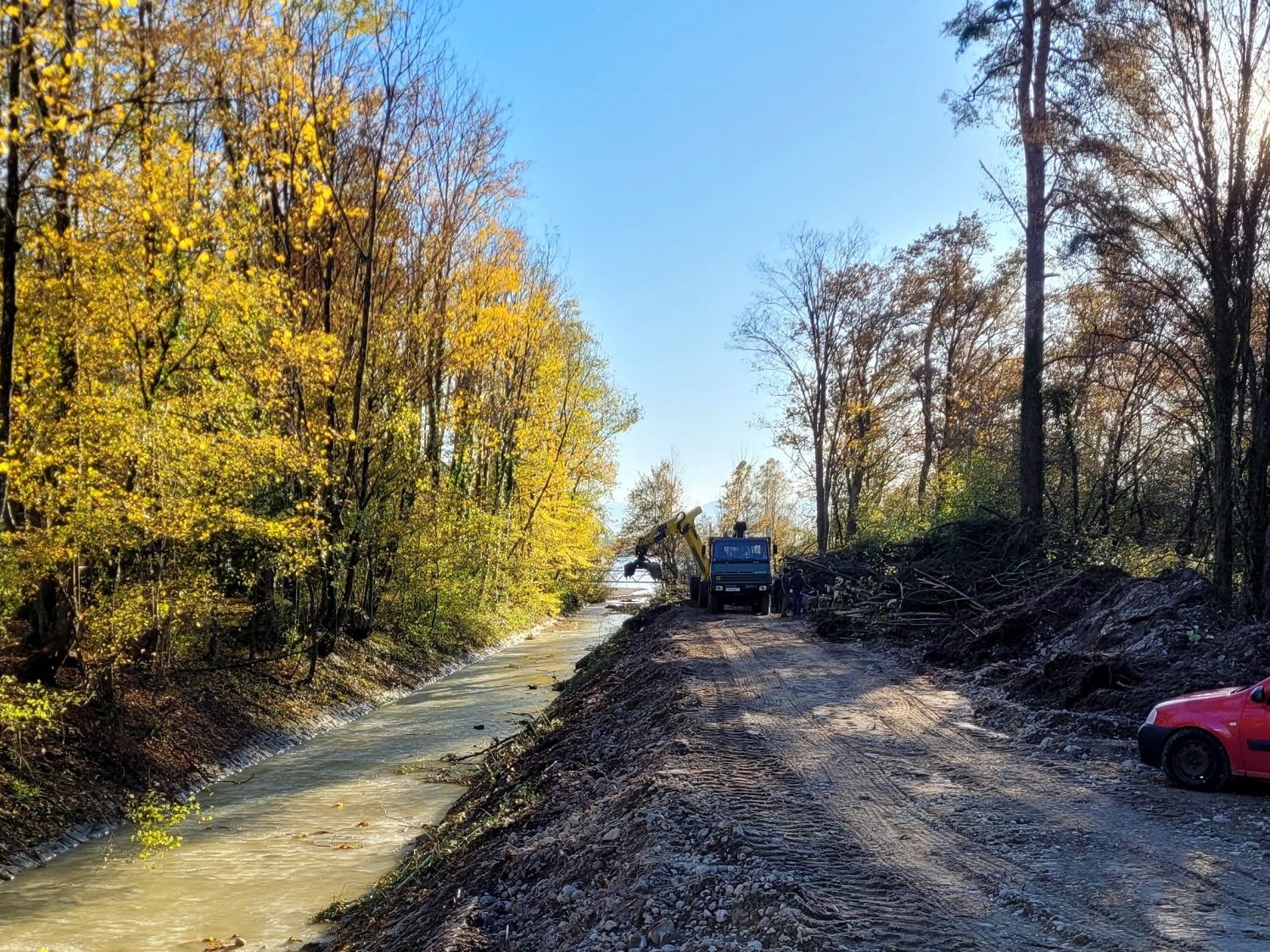 Mit ersten Rodungen samt Räumung der Böschungsrampe rechtsseitig entlang des Ruggbaches, von der Mündung in den Bodensee bis hinauf zur ÖBB-Brücke, erfolgte aktuell der Startschuss für das Hochwasserschutzprojekt Ruggbach im Leiblachtal. Mit ersten Rodungen samt Räumung der Böschungsrampe rechtsseitig entlang des Ruggbaches, von der Mündung in den Bodensee bis hinauf zur ÖBB-Brücke, erfolgte aktuell der Startschuss für das Hochwasserschutzprojekt Ruggbach im Leiblachtal.