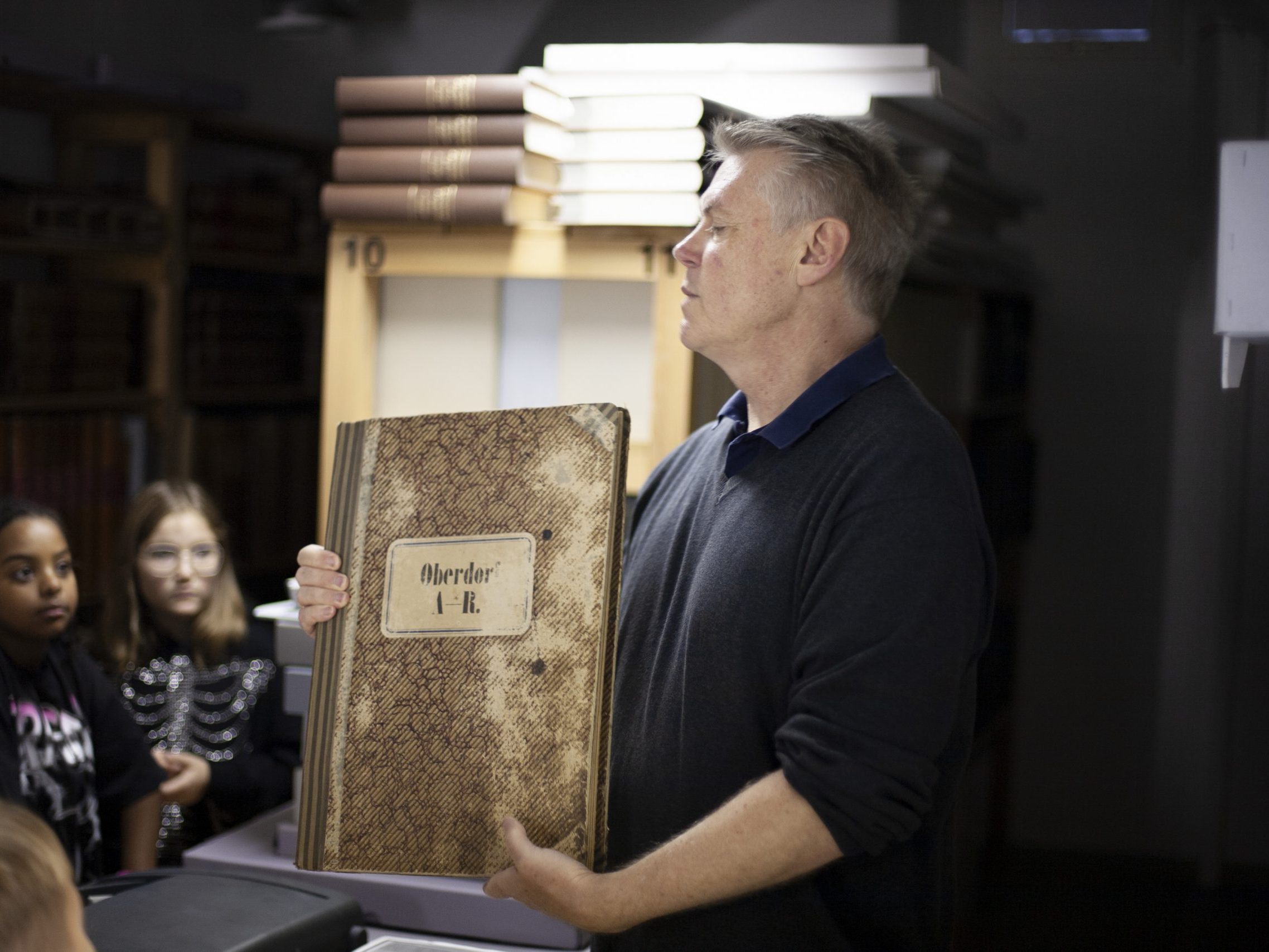 Zum Start ins Projektjahr besuchten die Schüler der 3A Klasse den Stadtarchivar Werner Matt. Zum Start ins Projektjahr besuchten die Schüler der 3A Klasse den Stadtarchivar Werner Matt.
