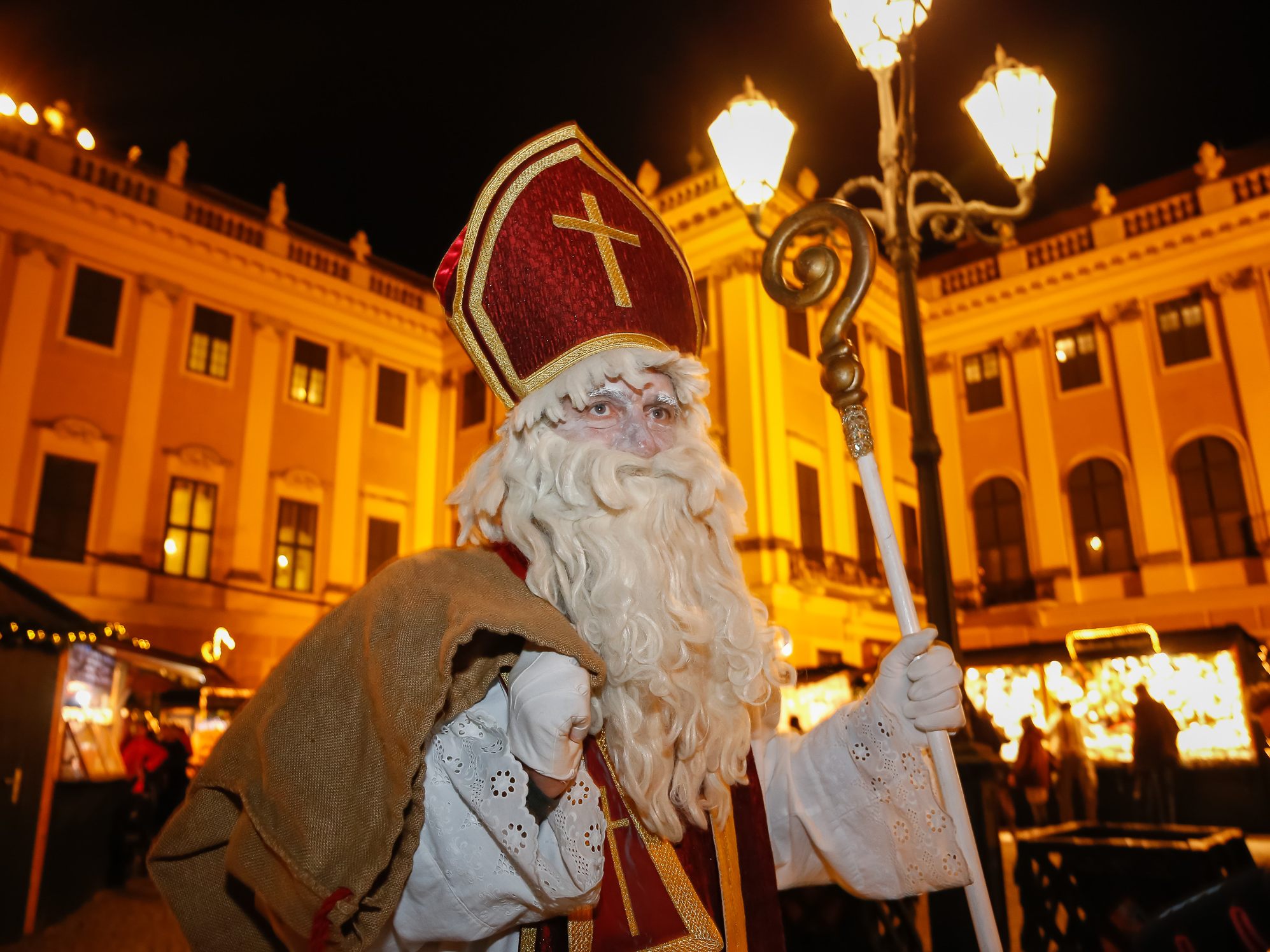 Der Nikolaus wird am 5. und 6. Dezember einen Auftritt am Christkindlmarkt vor dem Wiener Schloss Schönbrunn haben.