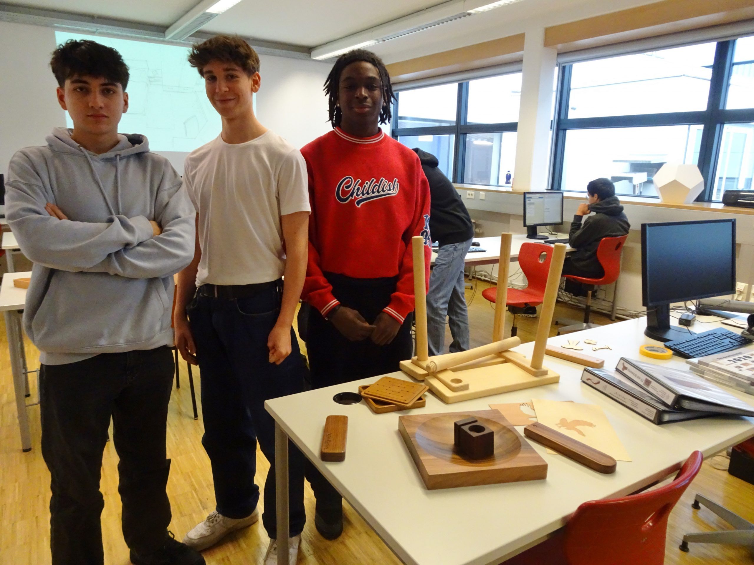Sinan Pilz, Julian Prugg und Bobby Otabar standen den Interessierten im CNC-Raum zur Verfügung und gaben einen Einblick in ihren Alltag als Tischlerlehrlinge.