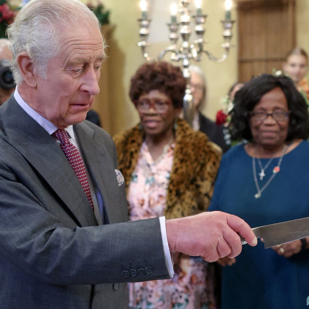 König Charles III schneidet seinen Geburtstagskuchen an.