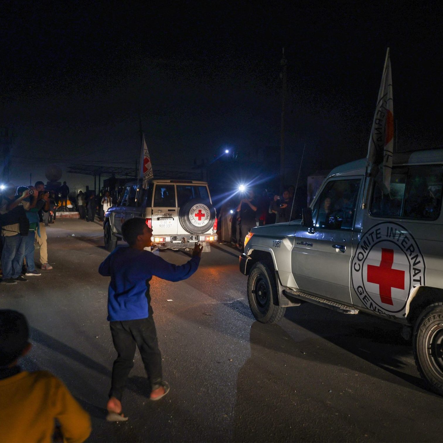 Fahrzeuge des Roten Kreuzes bringen die freigelassenen Geiseln nach Ägypten.