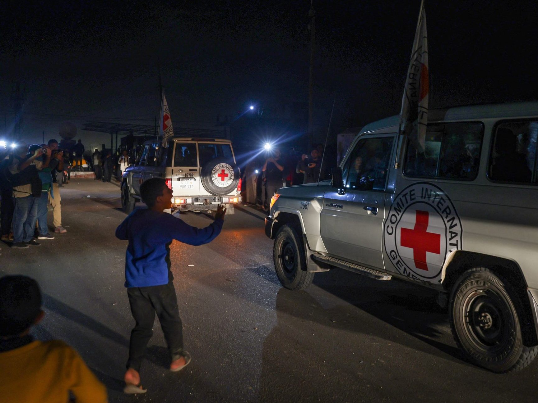 Fahrzeuge des Roten Kreuzes bringen die freigelassenen Geiseln nach Ägypten.
