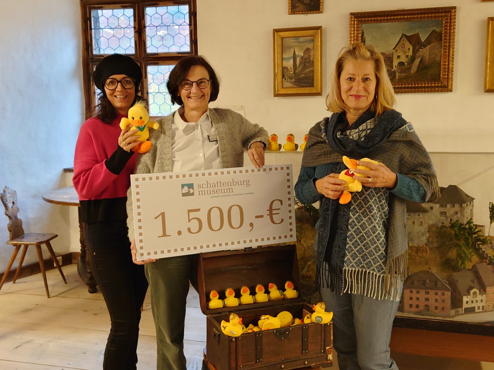 Strahlende Gesichter bei der Übergabe im Feldkirchzimmer des Schattenburgmuseums. Strahlende Gesichter bei der Übergabe im Feldkirchzimmer des Schattenburgmuseums.