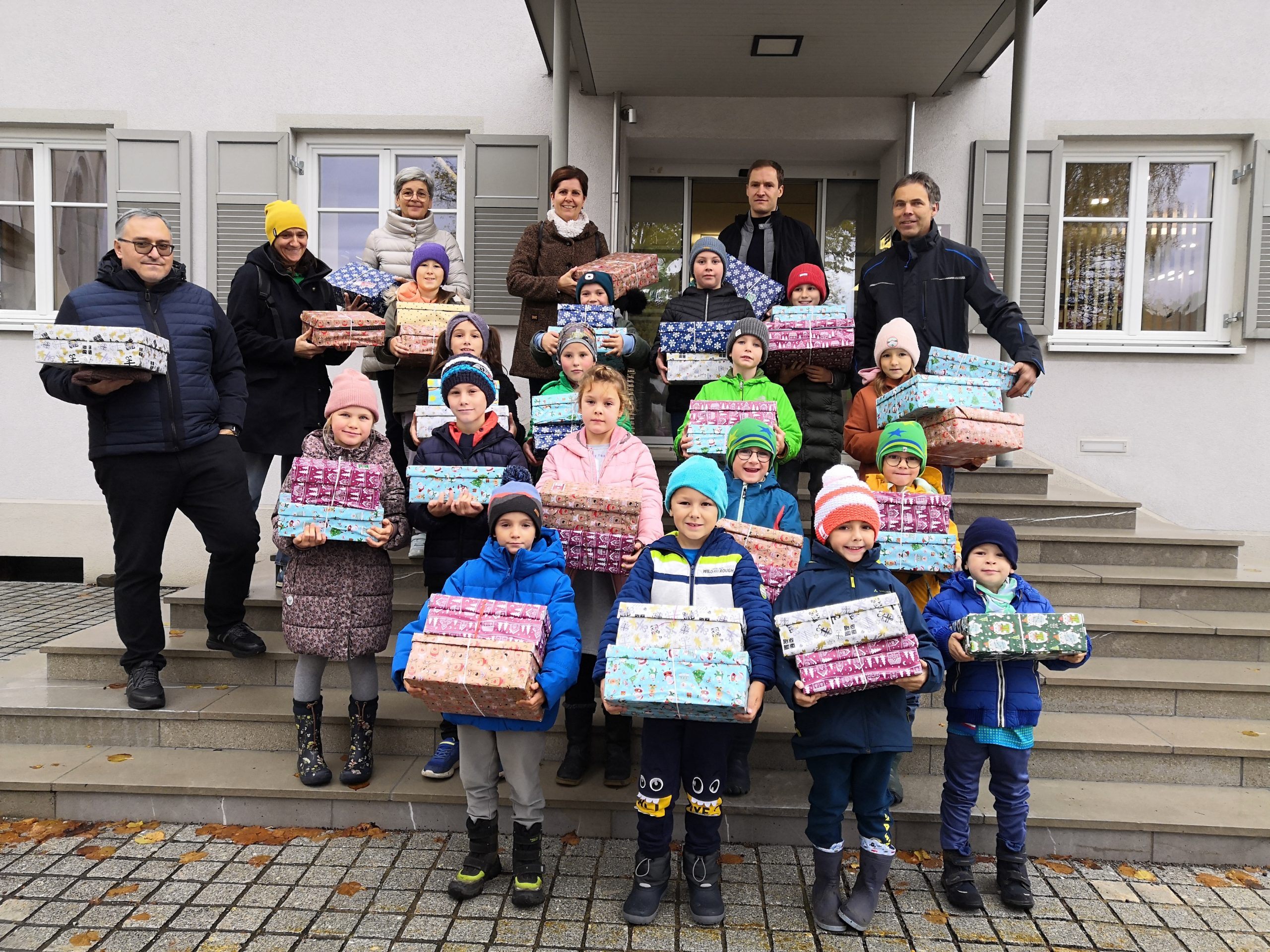 Die Kinder der VS Müselbach brachten die Geschenke selbst zur Sammelstelle ins Gemeindeamt. Die Kinder der VS Müselbach brachten die Geschenke selbst zur Sammelstelle ins Gemeindeamt.
