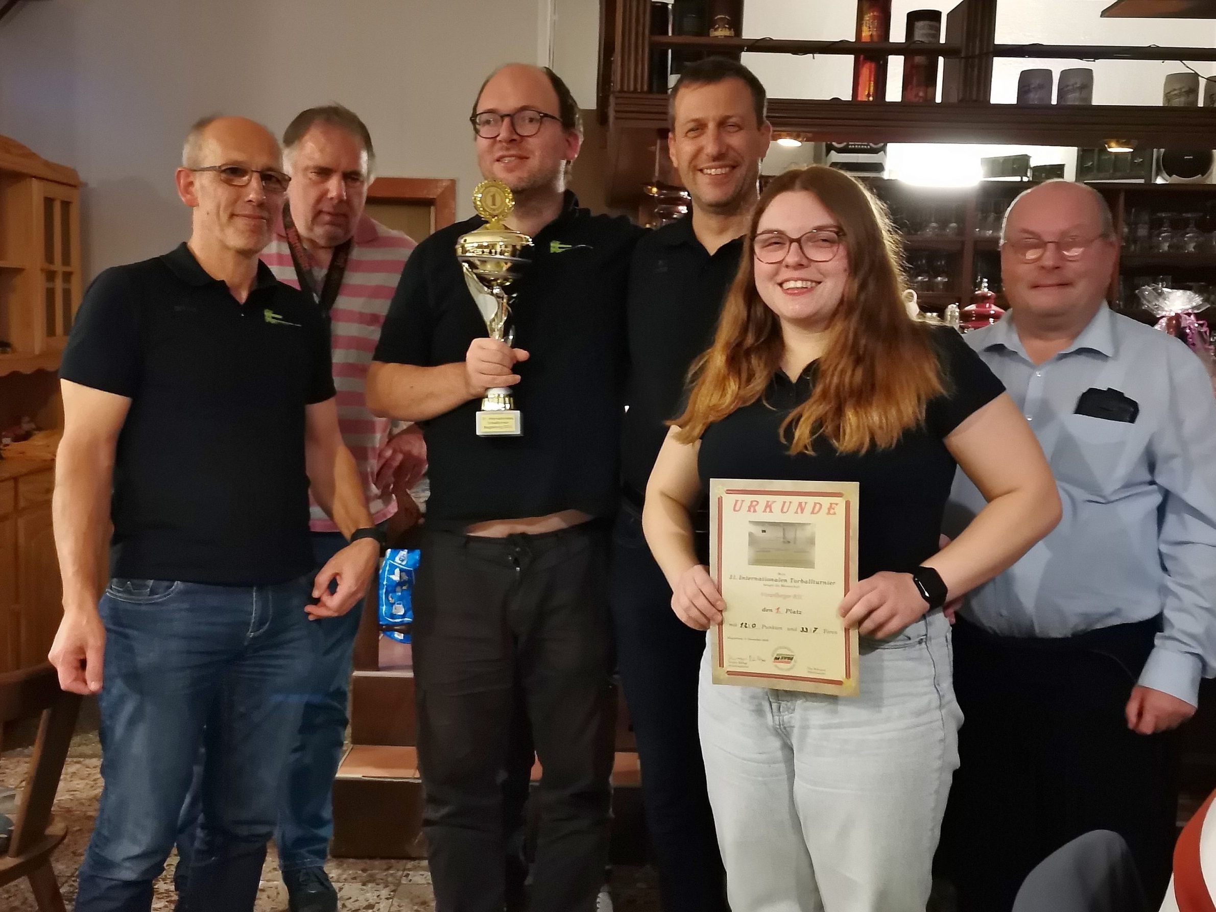 Die siegreichen Torballerinnen und -baller kehrten voller Stolz mit dem Siegespokal aus Magdeburg zurück.