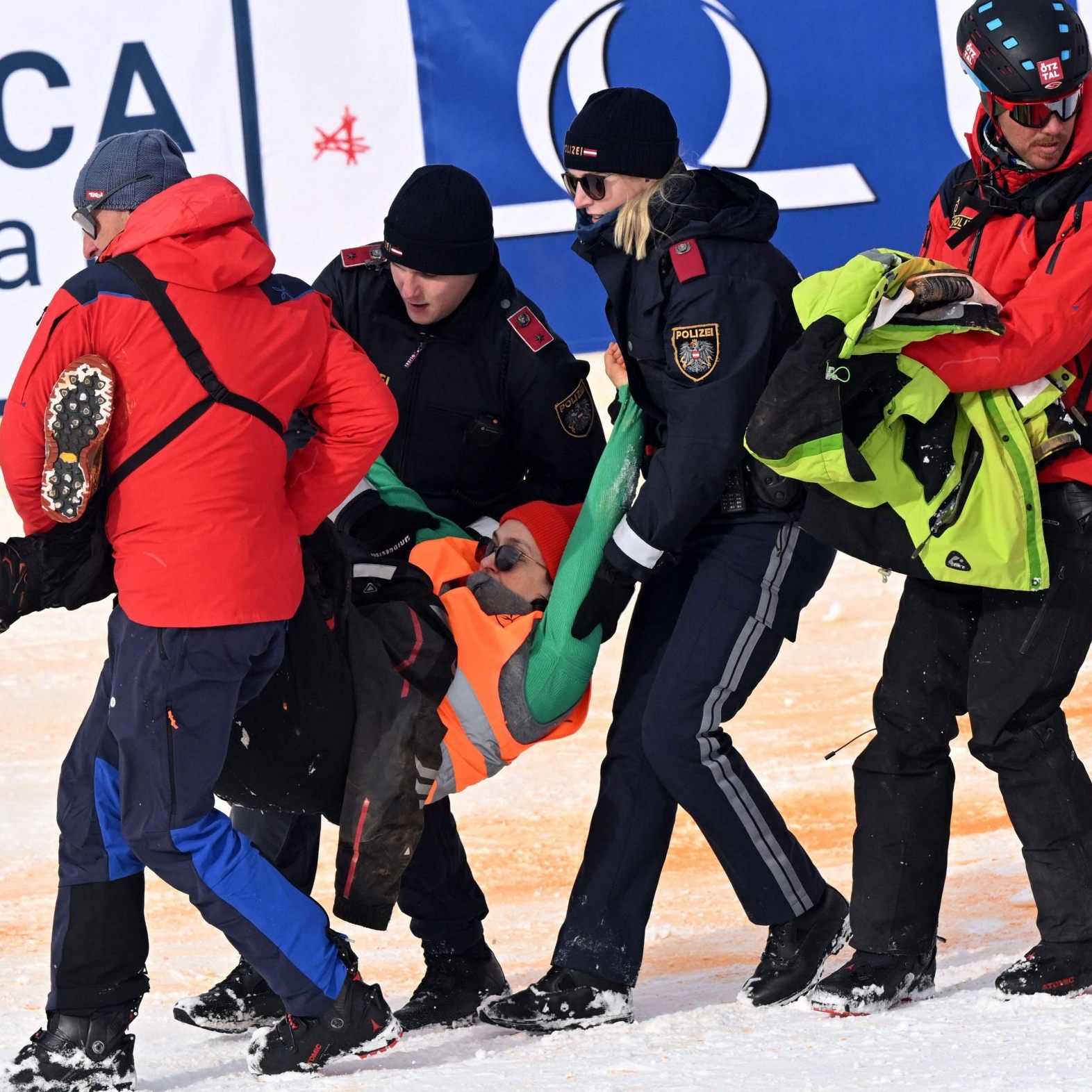 Klima-Aktivisten mussten aus dem Zielraum entfernt werden.