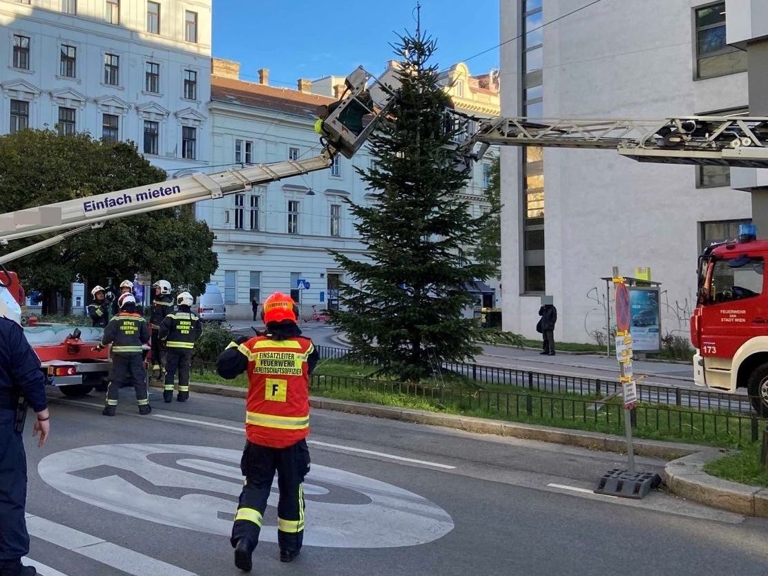 Unfall in Wien mit Hebebühne beim Weihnachtsbaum-Dekorieren Unfall in Wien mit Hebebühne beim Weihnachtsbaum-Dekorieren