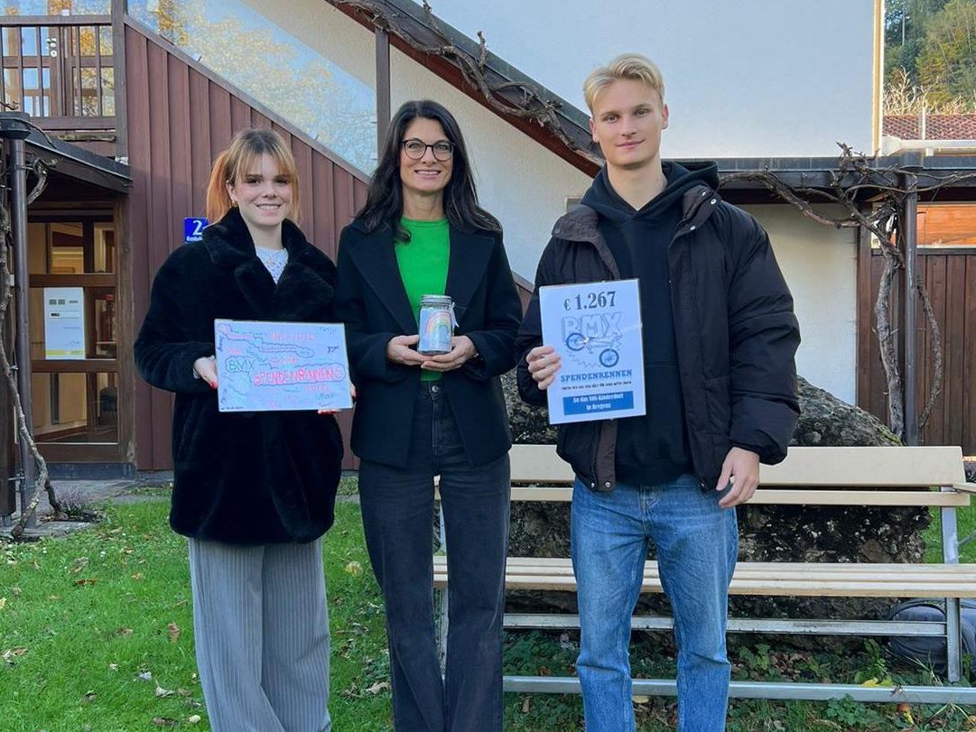 Claudia Müller u. Bjarne Schedler übergeben den Spendenbetrag Claudia Müller u. Bjarne Schedler übergeben den Spendenbetrag