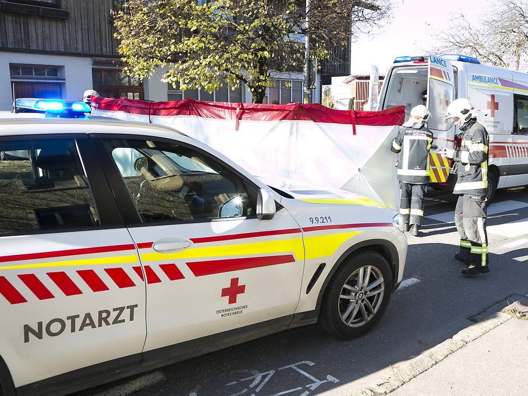 Die Straße musste für den Einsatz der Rettungskräfte eine Stunde lang gesperrt werden. Die Straße musste für den Einsatz der Rettungskräfte eine Stunde lang gesperrt werden.