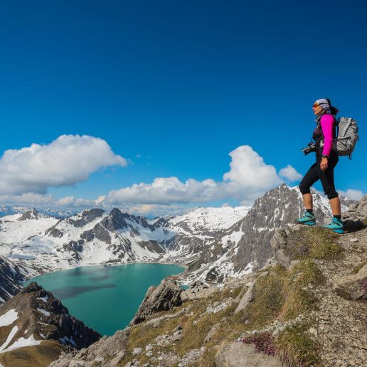 Die zahlreichen Wanderwege rund um den See bieten traumhafte Ausblicke auf die Bergwelt.
