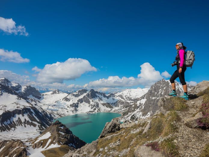 Die zahlreichen Wanderwege rund um den See bieten traumhafte Ausblicke auf die Bergwelt.
