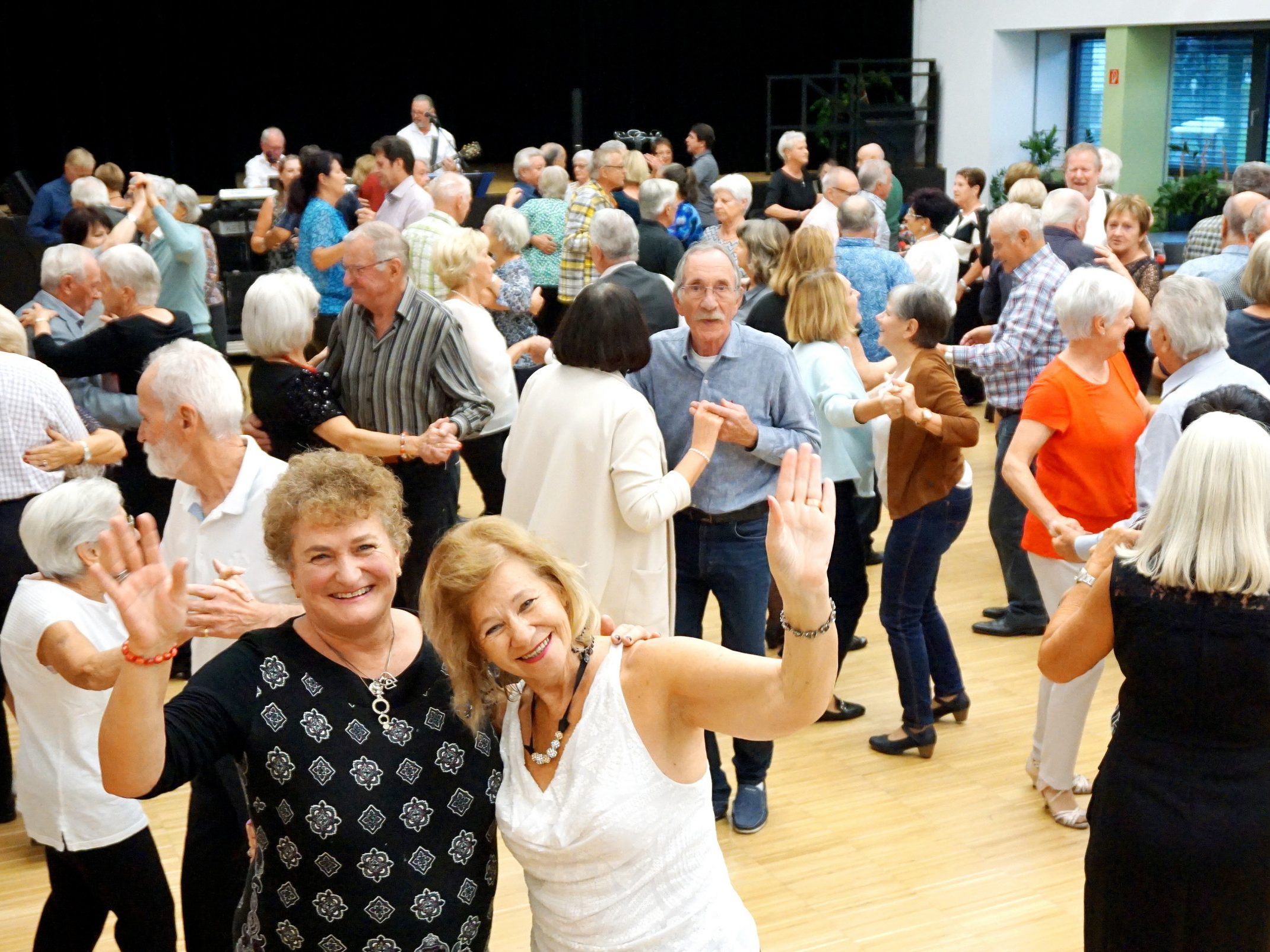 Beste Stimmung herrschte beim Herbsttanzt vor VORARLBERG 50plus in Koblach mit dem Duo Oldies 2 Beste Stimmung herrschte beim Herbsttanzt vor VORARLBERG 50plus in Koblach mit dem Duo Oldies 2