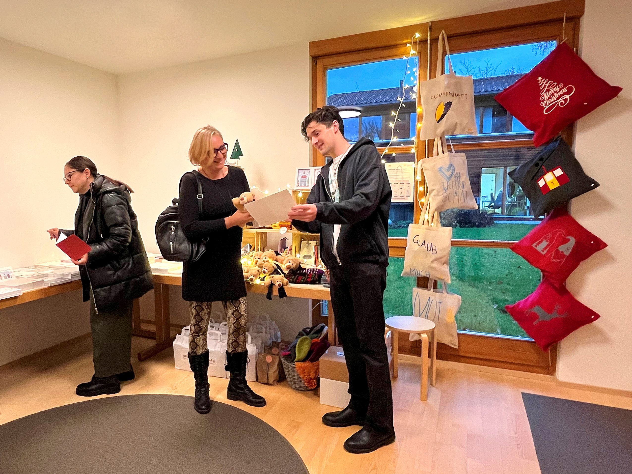 Nach Geschenken für den guten Zweck stöbern, das geht im Weihnachtsshop des Vorarlberger Kinderdorfs. Nach Geschenken für den guten Zweck stöbern, das geht im Weihnachtsshop des Vorarlberger Kinderdorfs.