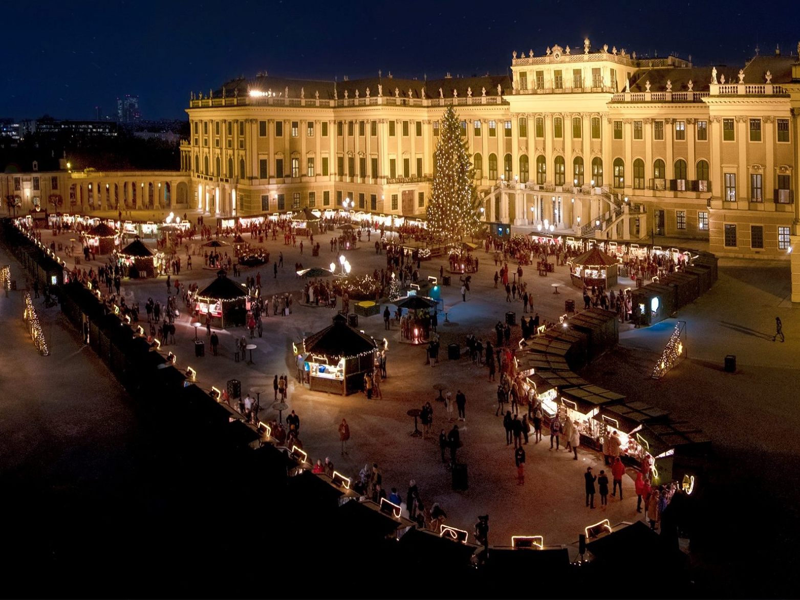 Vor dem Schloss Schönbrunn herrscht ab 18. November wieder weihnachtliche Stimmung. Vor dem Schloss Schönbrunn herrscht ab 18. November wieder weihnachtliche Stimmung.