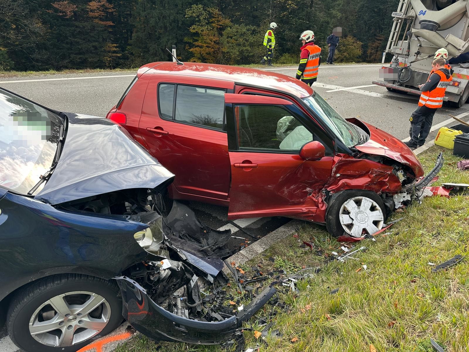 Drei Verletzte nach schwerem Verkehrsunfall auf der L200. Drei Verletzte nach schwerem Verkehrsunfall auf der L200.