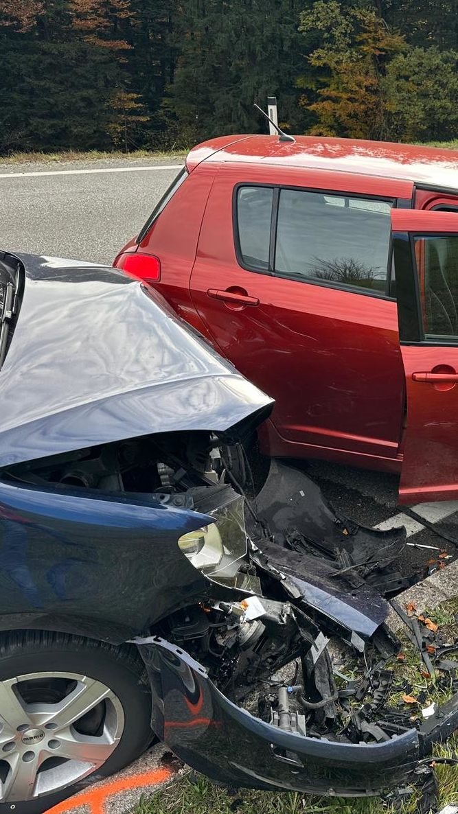 Drei Verletzte nach schwerem Verkehrsunfall auf der L200.