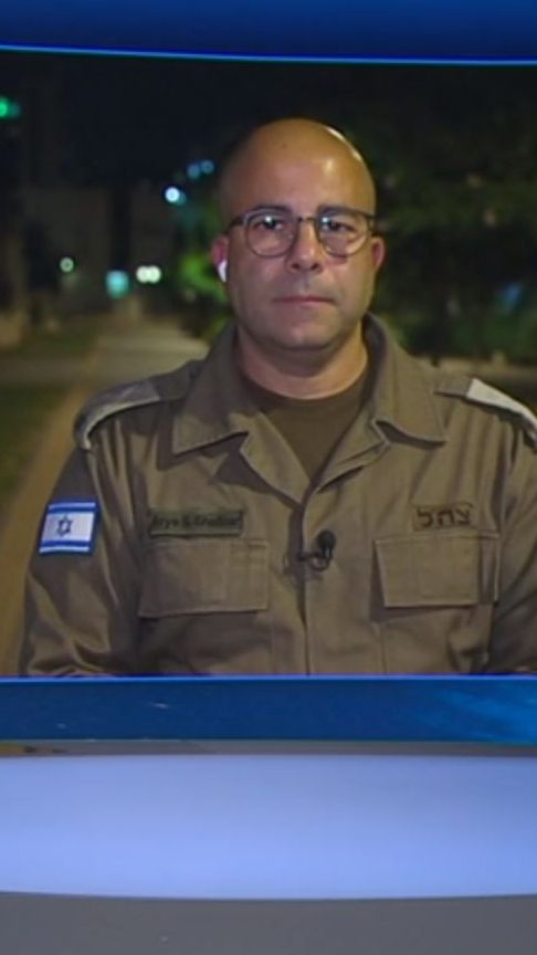 Armeesprecher Arye Sharuz Shalicar (r,) zu Gast bei Armin Wolf in der "ZIB 2".