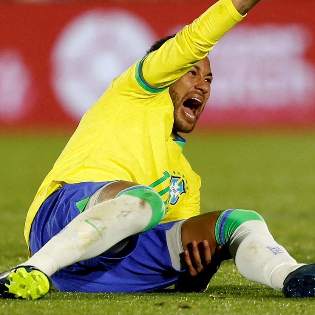 Zeitstrafen wie im Eishockey (rechts) oder Rugby könnten in Zukunft auch im Fußball eingeführt werden.