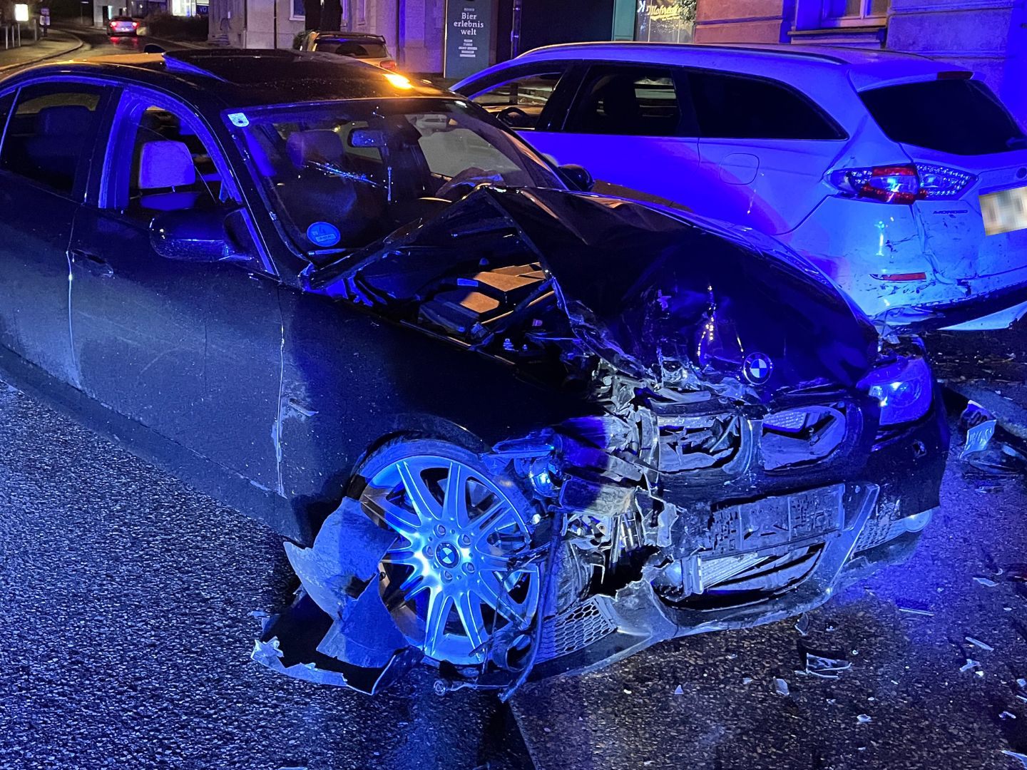 In parkende Autos gekracht In parkende Autos gekracht
