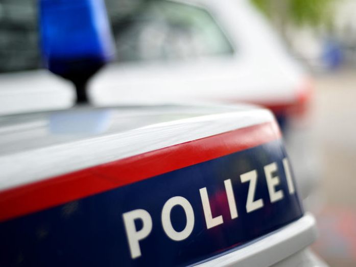 Ein 23-Jähriger bedrohte seine Großmutter und eine Cousine mit dem Messer. Ein 23-Jähriger bedrohte seine Großmutter und eine Cousine mit dem Messer.