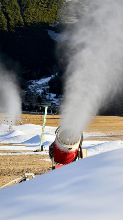 Durch den Klimawandel kostet der Kunstschnee den österreichischen Skigebieten zusehens mehr Energie und Wasser.