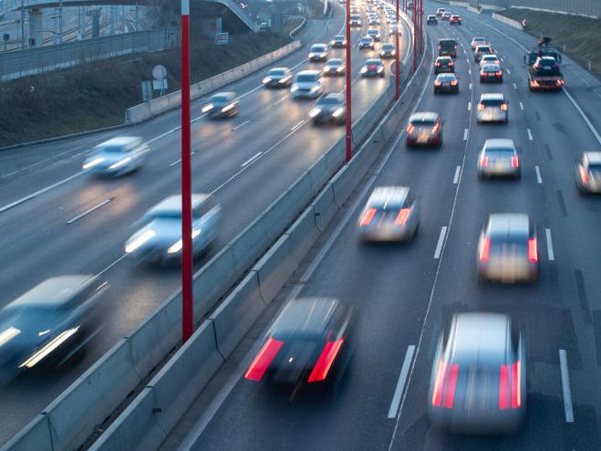 Nach einem Lkw-Unfall auf der Südosttangente A23 rechnet der ÖAMTC mit über einer Stunde Zeitverlust für Autofahrer. Nach einem Lkw-Unfall auf der Südosttangente A23 rechnet der ÖAMTC mit über einer Stunde Zeitverlust für Autofahrer.
