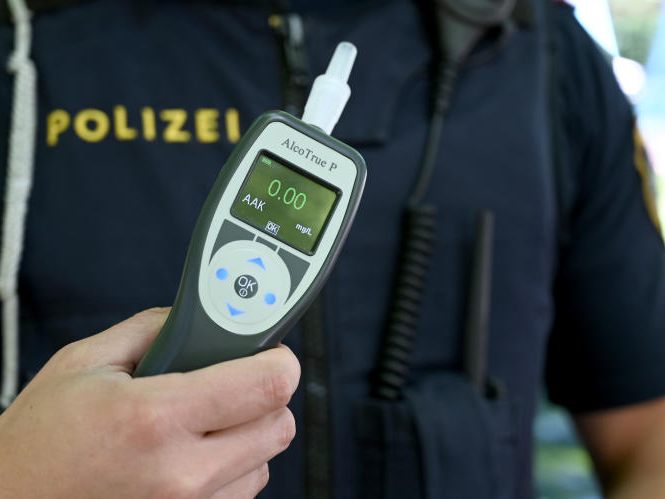 Eine 20-jährige Alkolenkerin verursachte in der Steiermark einen Unfall mit fünf Verletzten.