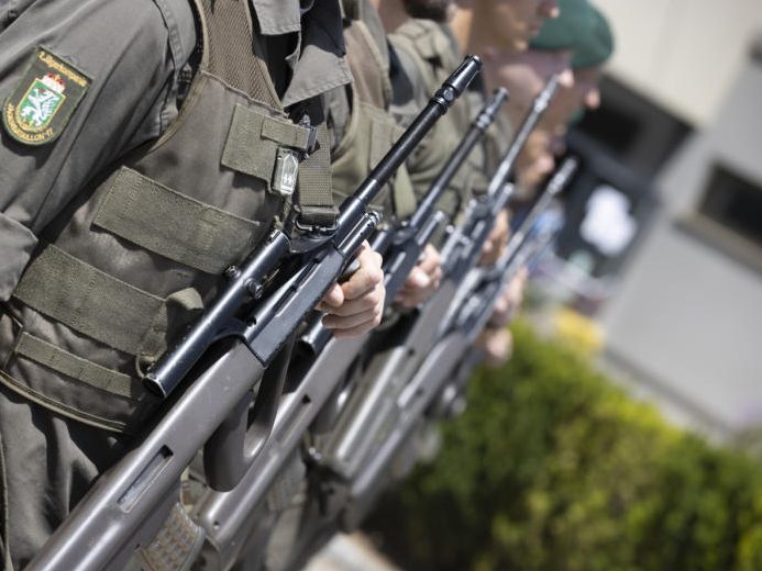 100 österreichische Soldaten verstärken die EU-Truppen in Bosnien. 100 österreichische Soldaten verstärken die EU-Truppen in Bosnien.