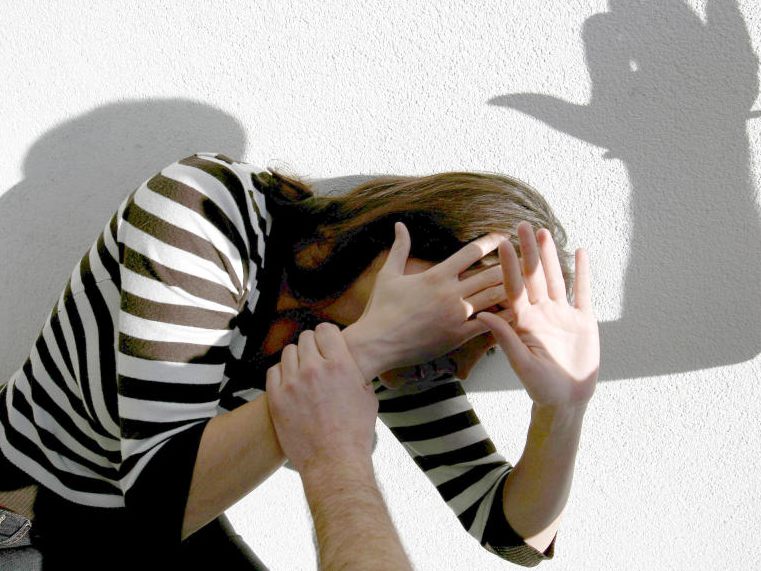 Ein 34-Jähriger soll seine Freundin in Wien geschlagen und gewürgt haben. Ein 34-Jähriger soll seine Freundin in Wien geschlagen und gewürgt haben.