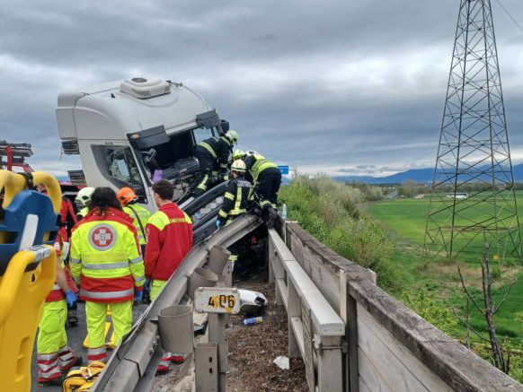 Nach einem Verkehrsunfall mit zwei Toten auf S4, wurde ein Lkw-Fahrer zu sieben Monaten bedingter Haft verurteilt. Nach einem Verkehrsunfall mit zwei Toten auf S4, wurde ein Lkw-Fahrer zu sieben Monaten bedingter Haft verurteilt.