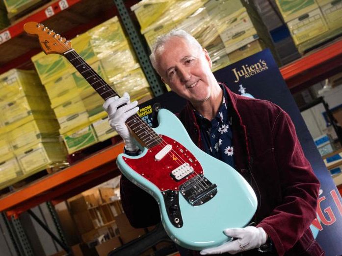 Die Gitarre von Kurt Cobain wurde versteigert.