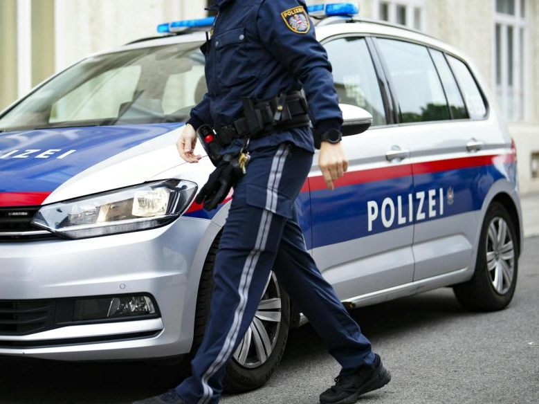 Ein 25-Jähriger attackierte seine Tante im Streit und warf einen Kühlschrank um. Ein 25-Jähriger attackierte seine Tante im Streit und warf einen Kühlschrank um.