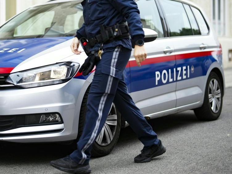 Zwei Jugendliche verletzten in der Wiener Innenstadt mehrere Passanten mit Faustschlägen. Zwei Jugendliche verletzten in der Wiener Innenstadt mehrere Passanten mit Faustschlägen.