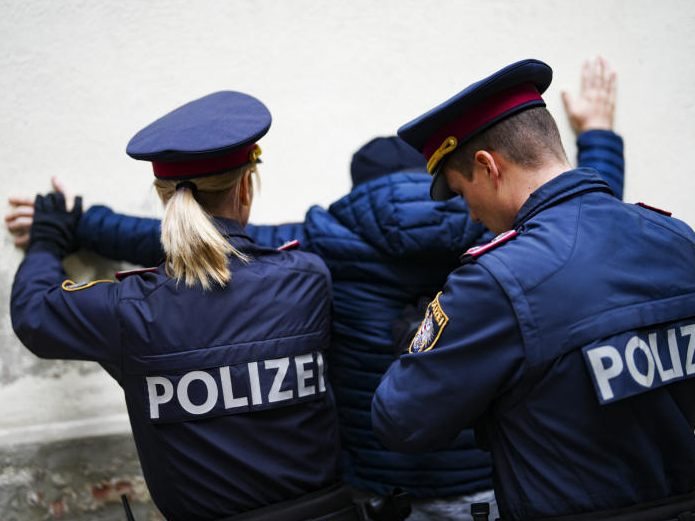 Ein 30-Jähriger bedrohte seine Ex in Wien-Wieden mit dem Umbringen. Ein 30-Jähriger bedrohte seine Ex in Wien-Wieden mit dem Umbringen.