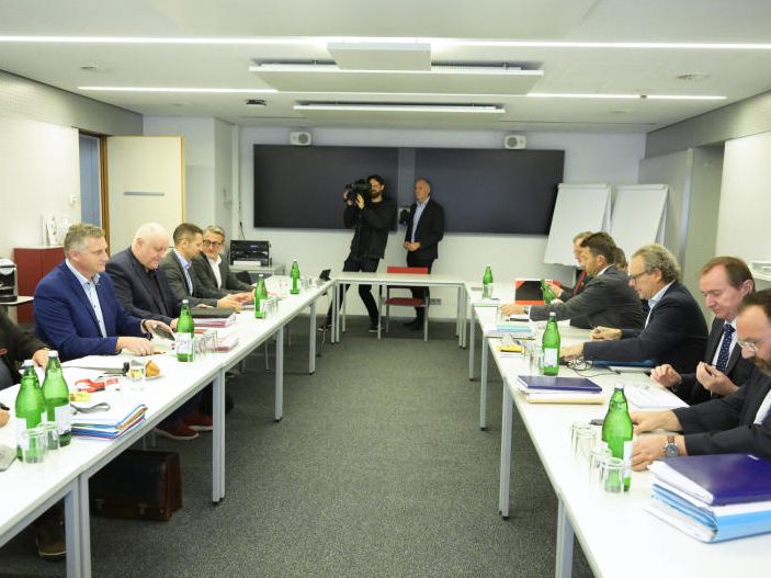 Die Arbeitgeber stellen besseres Angebot in Aussicht. Die Arbeitgeber stellen besseres Angebot in Aussicht.