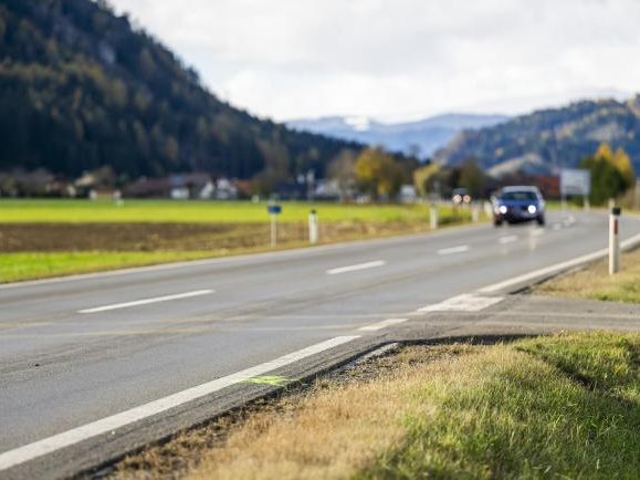Ein 17-Jähriger wurde bei einem Autounfall getötet.
