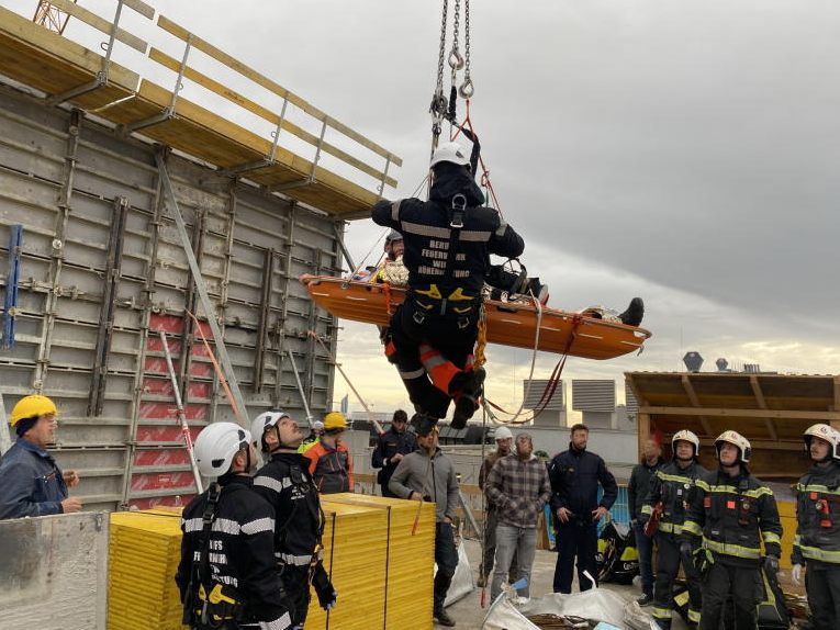 Ein Bauarbeiter stürzte am Dienstag aus 25 Metern Höhe in Wien.