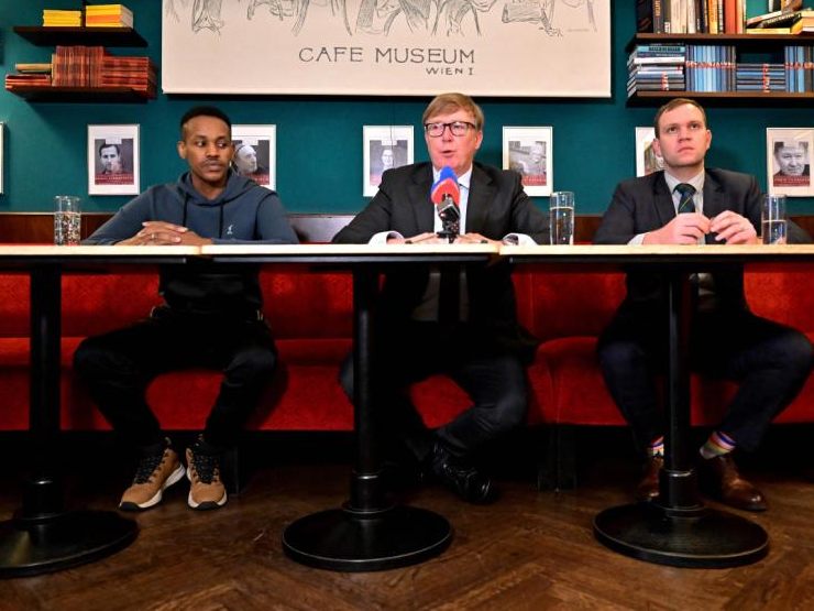 Die Briten Matthew Hedges (rechts) und Ali Issa Ahdmed (links) mit ihrem Anwalt Rodney Dixon (Mitte) vor der Interpol-Konferenz in Wien. Die Briten Matthew Hedges (rechts) und Ali Issa Ahdmed (links) mit ihrem Anwalt Rodney Dixon (Mitte) vor der Interpol-Konferenz in Wien.